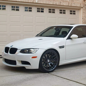 BMW M3 Sedan d'occasion, pack Competition, moteur V8, intérieur rouge Fox, très bien équipée - Product Image 1