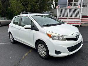 2012 T * oyota Yaris 5-Door LE d'occasion - Product Image 2