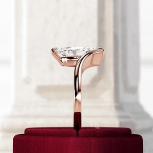 Anillo solitario de diamante cultivado en laboratorio Marquesa de 2 quilates, anillo de compromiso de diamante curvo, anillo de oro amarillo Chevron CVD - Product Image 2