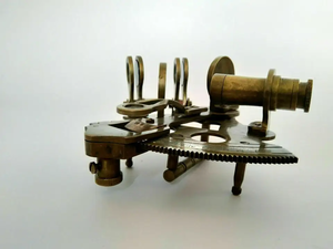 Astrolabe Sextant Multifonctionnel en Laiton Massif Antique Vintage Kelvin Hughes avec Piston pour Travail Nautique Maritime, Cadeau en Bois - Product Image 3