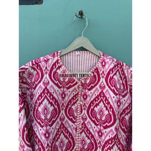 Veste polaire matelassée indienne à la main pour femmes Manteau d'hiver court en coton réversible pour filles Techniques imprimées pour la saison d'automne - Product Image 3