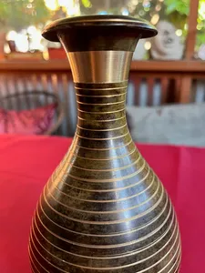 Vase à fleurs artistique en laiton de qualité supérieure avec col long et finition décorative pour la décoration intérieure, disponible en gros - Product Image 4