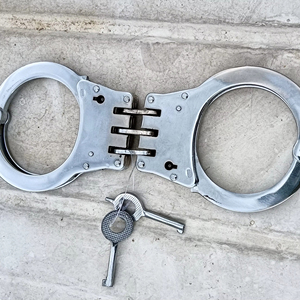 ข้อมือเหล็กทนทานสไตล์โบราณกุญแจมือล็อคสองชั้นพร้อมกุญแจโลหะปรับได้2ดอก - Product Image 1