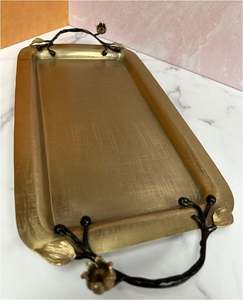 Bandeja rectangular para servir o decorativa. Las asas son una característica distintiva, elaboradas en un diseño oscuro, similar a una rama, adornado - Product Image 6