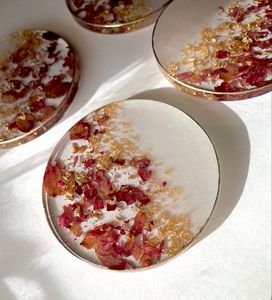 Ensemble de dessous-de-verre en résine faits à la main pour la décoration de la maison, à des fins de cadeaux, avec une belle finition brillante - Product Image 4