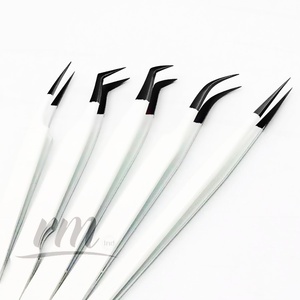 Pinzas para Pestañas RMI de Alta Calidad, Acero Inoxidable, Punta de Plasma Negra y Recubrimiento en Polvo Blanco, Agarre Plano - Product Image 1