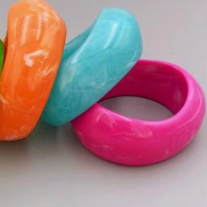 Bracelets en résine à surface transparente très brillante fabriqués à partir de matériaux solides pour une utilisation quotidienne à la mode des fabricants et fournisseurs indiens - Product Image 1