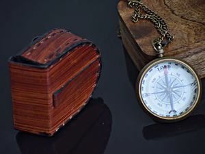 Boussole en laiton pour la randonnée camping antique article cadeau décor à la maison boussole avec boîte en bois - Product Image 2