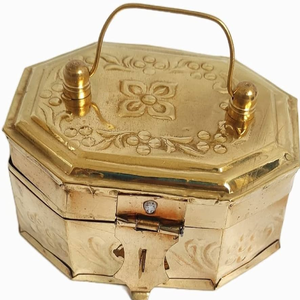 Pandaan indien en cuivre sculpté Mughlai sud-asiatique avec poignée de verrouillage en laiton de haute qualité au prix de gros de l'Inde - Product Image 1