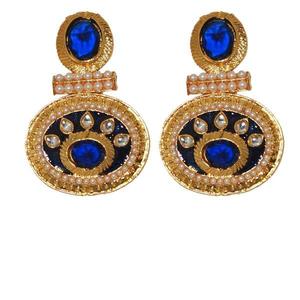 Pendientes colgantes festivos Kriaa Fine, con perlas azules y piedras austriacas, chapados en oro, modelo 1303138 - Product Image 1