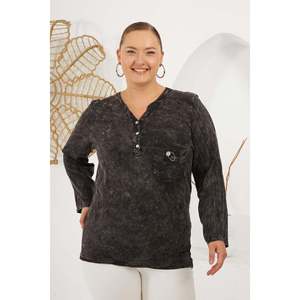 Blusa Lavada de Talla Grande con Detalle de Parche en el Cuello, Color Negro - Product Image 1