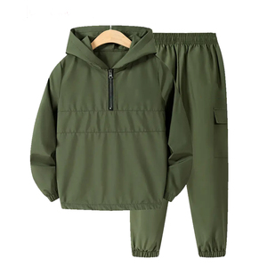 ชุดวอร์มมีฮู้ดแบบขายส่ง สีเขียว ซิปครึ่งตัว แขนยาว ทรงโอเวอร์ไซส์ ชุดสองชิ้น สำหรับฤดูหนาว - Product Image 1