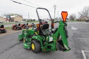 Tracteur utilitaire compact John Deere 25 CV 4x4 à transmission par engrenages, vert, avec chargeur frontal et pelle arrière pour usage en jardinage - Product Image 5