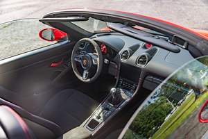 2023 718 Boxster Spyder ~3 800 milles, boîte manuelle à 6 vitesses, moteur 4.0 litres Flat-6, rouge Guards - Product Image 6