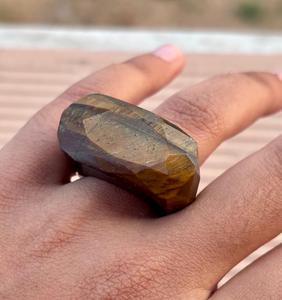 Bague de déclaration de pierres précieuses naturelles en œil de tigre Bague de pierres précieuses à facettes de conception unique pour les femmes ou les hommes Cadeau spécial pour elle - Product Image 1