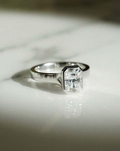 Anillo de compromiso de moissanita minimalista de corte radiante de 1,25 Ct para mujer, conjunto de bisel, anillo de piedras preciosas alargadas de hielo triturado - Product Image 2