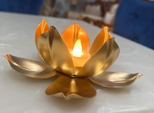 Un mélange parfait de design moderne et d'attrait intemporel, ce porte-bougie doré rehausse votre décoration sans effort. - Product Image 4