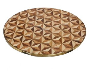 Plato redondo de madera con borde de latón, Plato decorativo para servir, decoración del hogar, productos de vajilla al por mayor - Product Image 1