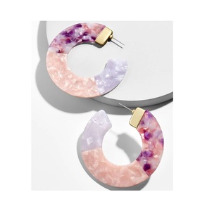 Pendientes de resina artísticos con patrones de mármol en colores pastel ideales para la Moda de Primavera y el uso diario mínimo - Product Image 1