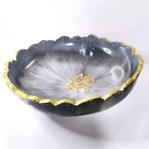 Bol de service en résine unique conçu pour le service de salade de présentation de fruits ou comme pièce maîtresse pour la table à manger ou à café - Product Image 3