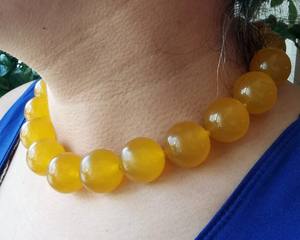 Collier de perles en résine tendance fait à la main pour femmes et filles avec motif d'ange, bijoux artisanaux en bois uniques pour cadeaux - Product Image 2