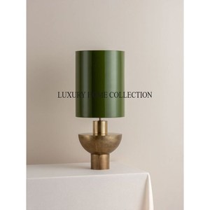 Lampe de table industrielle en métal avec charme rustique et ampoule Edison pour table basse de style fermier ou coin d'étude - Product Image 5