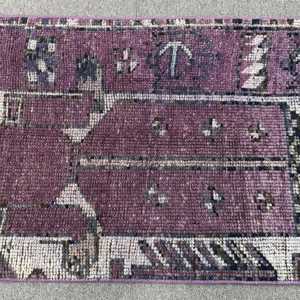 Petit tapis vintage 2x3,2 pieds, tapis turc en laine camouflage violet et blanc - Product Image 3