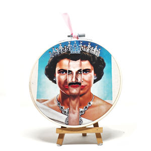 Décoration artisanale en broderie pop art sur cerceau |   Portrait de reine et d'icône rock en techniques mixtes pour la vente au détail et la décoration intérieure 15cm - Product Image 1