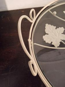 Base para Pastel Decorativa de Metal Blanco con Diseño de Hojas y Tapa de Cristal, Exhibición Elegante, Perfecta para Pasteles, Cupcakes, Repostería y Eventos - Product Image 3