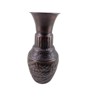 Vase à fleurs en métal au design moderne, pot de fleurs à patine grise pour la décoration de salon et d'hôtel dans la décoration intérieure - Product Image 2