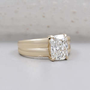 Bague de fiançailles en or jaune avec diamant solitaire naturel certifié IGI, taille coussin - Product Image 2
