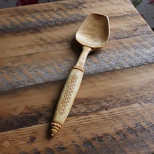 LISTA DE CUCHARA DE MADERA ENLAZADA TALLA Logotipo personalizado Utensilio de cocina de madera natural Cuchara maciza de madera de acacia para cocinar - Product Image 1