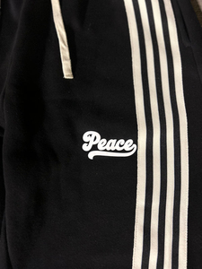 Pantalon cargo tactique Y2K personnalisé pour hommes, logo imprimé en silicone personnalisé, pantalon cargo en nylon, pantalon de survêtement à pattes évasées, pantalon de survêtement à rayures latérales pour hommes - Product Image 5