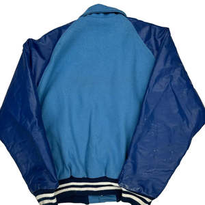 Veste universitaire tendance à col montant imperméable avec broderie sur le devant pour un look décontracté de rue unisexe - Product Image 3