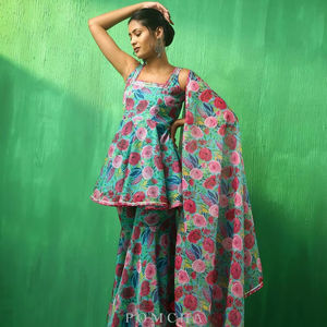 Ensemble Sharara en organza floral multicolore Adaa avec kurta brodé, travail de Gota Patti, tenue ethnique élégante pour les fêtes, collection de vêtements - Product Image 1