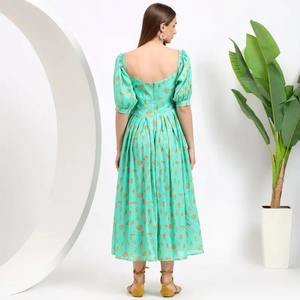 Robe indienne en coton faite à la main pour les femmes, tenue de fête décontractée d'été imprimée de motifs floraux élégants, cadeaux de mariée ODM Supply - Product Image 2