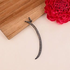 Colgante de Plata de Ley con Forma de Luna Creciente y Diamantes Incrustados - Product Image 3