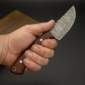 มีดทำมือเหล็กดามัสกัส ใบมีดคงที่ สำหรับล่าสัตว์และตั้งแคมป์ ด้ามไม้ พร้อมปลอกหนัง แบบฟูลแทง สำหรับกิจกรรมกลางแจ้งและงาน DIY - Product Image 2