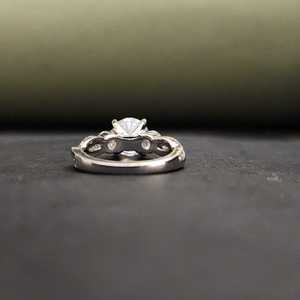 แหวนหมั้นสามเม็ดทรงสวยทันสมัย ได้รับการรับรองจาก IGI ผลิตจากสแตนเลสสตีลชุบเงินแท้ 925 ประดับด้วยมอสซาไนต์สังเคราะห์ - Product Image 3