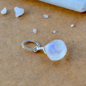 Colgante de Piedra Lunar Arcoíris en Forma de Lágrima, Gema Facetada, Piedra Natural Blanca Iridiscente, Chapado en Oro Rosa, Joyería Artesanal - Product Image 2