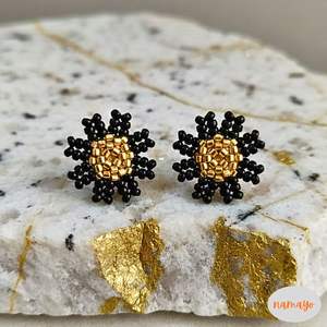 Pendientes de Botón Namayo con Roseta Dorada Eclipse Bohemia Chapados en Oro de 24K - Regalo - Product Image 2