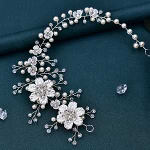 Tocado Bridella BHP295-S con Perlas Plateadas y Cristales, con Ajuste Cómodo y Seguro para Flores de Boda Elegantes - Product Image 2