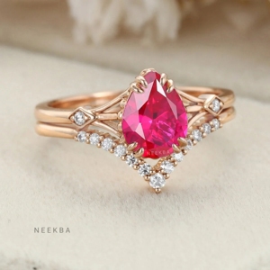 Juego de anillos de boda de rubí-Anillo de punta de garra de rubí en forma de pera con anillo de boda de moissanita de contorno elaborado en oro rosa sólido de 10K - Product Image 2