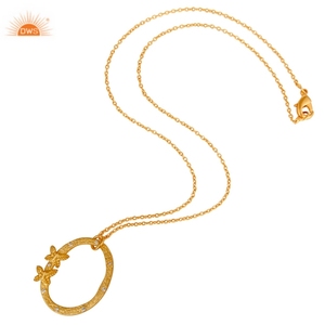 Bijouterie tendance dernier cri pendentif en laiton plaqué or 18 ct avec papillon rond pour femmes fabricant de bijoux fins Demi - Product Image 3