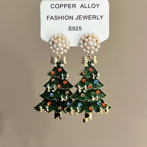 Orecchini Pendenti Evan a Forma di Albero di Natale per Donne, in Lega di Zinco Placcata Oro con Fiocco Smaltato, Perla e Strass, per Feste Natalizie - Product Image 3