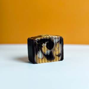 Savon Solide Artisanal au Beurre de Karité de Grand-Mère, Anti-Acné et Blanchissant, pour le Visage, le Bain et les Bébés - Product Image 2