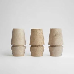 Vase en pierre de travertin moderne, design sculptural artisanal, décoration naturelle durable, accent pour les intérieurs élégants - Product Image 2