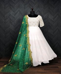 Vêtements islamiques pour femmes musulmanes Costume de pelouse blanche Boutique Robe trois pièces à la mode pakistanaise pour l'Aïd Mariage Fête Ramadan - Product Image 1