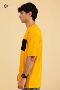 Camiseta de Algodón Grueso para Hombre, Corte Holgado, Cuello Redondo, Manga Corta, Estilo Urbano Amarillo, con Bolsillo Frontal en Contraste y Marca Personalizada - Product Image 2
