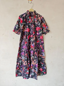 Vente en gros Robe bohème mi-longue à imprimé floral vintage pour femmes avec col en V à volants pour la fête du printemps Vêtements en gros - Product Image 3